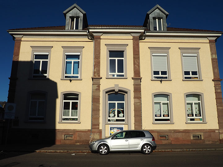 Vorderansicht des Kindergartengebäude